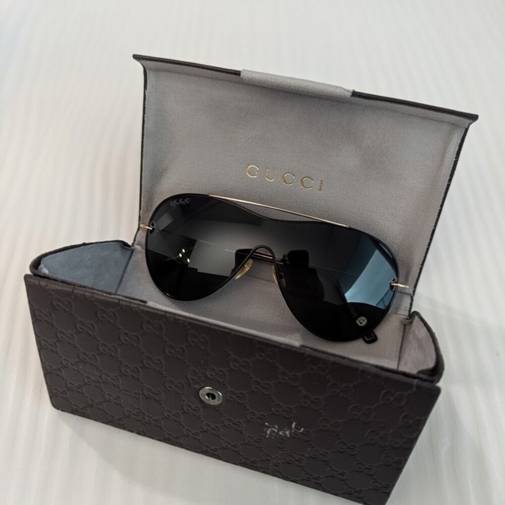 Authentic Gucci Oversized Aviator Sunglasses In E… - image 2